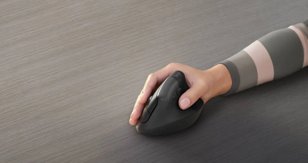 وداعاً لآلام المعصم: فأرة عمودية تُعيد تعريف هندسة الراحة في عالم الكمبيوتر