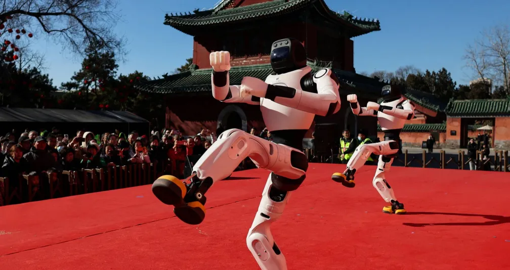 فيديو: «مدرسة الروبوتات» بالصين… آلات تتعلّم الحياة اليومية بعيون البشر