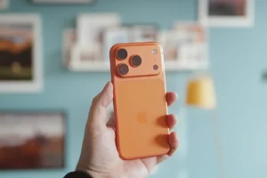 تجربة مجنونة: تغيير لون iPhone 17 Pro من البرتقالي إلى الوردي في المنزل